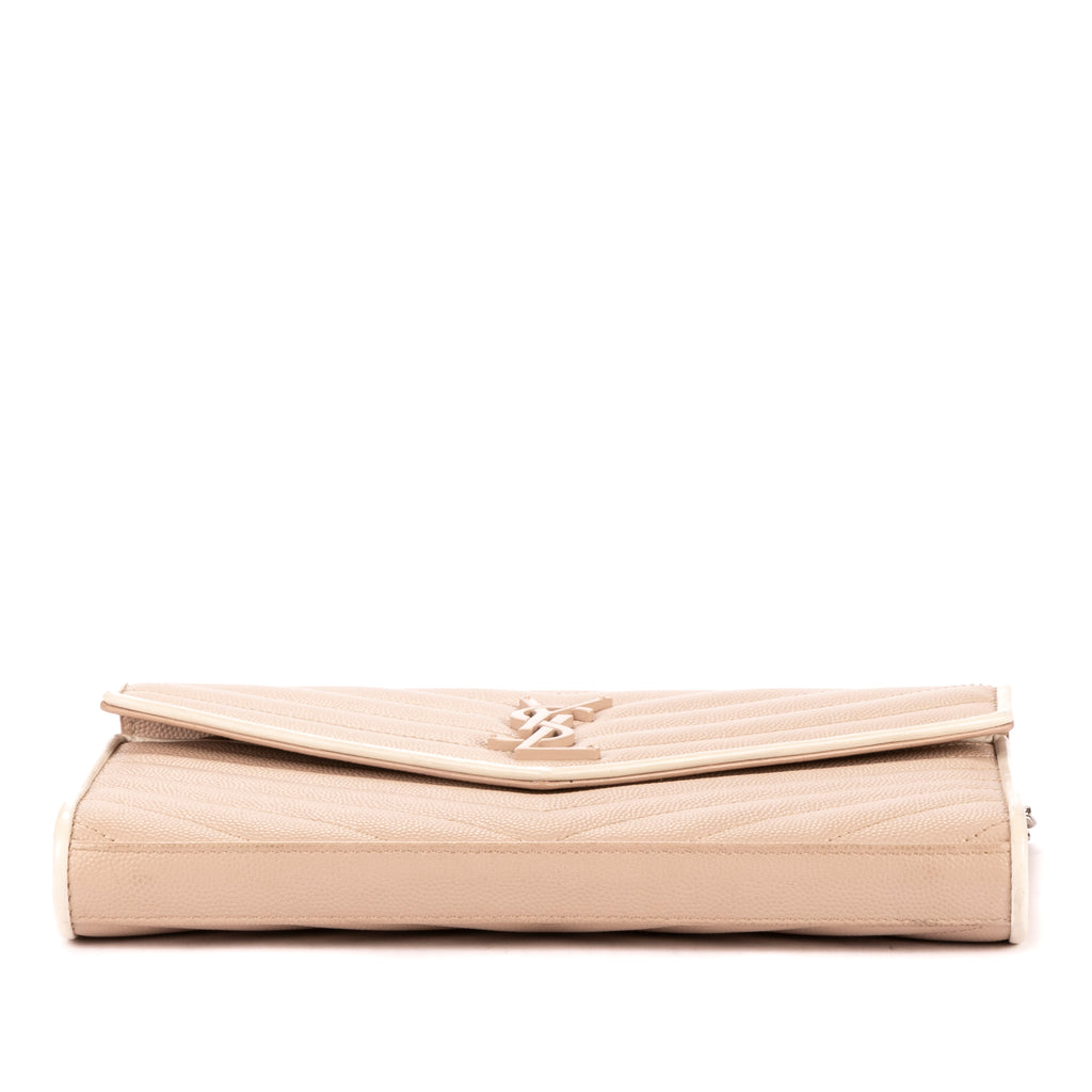 Sac porté épaule Cassandre Enveloppe Chain Wallet Cuir grain de poudre clouté Taupe