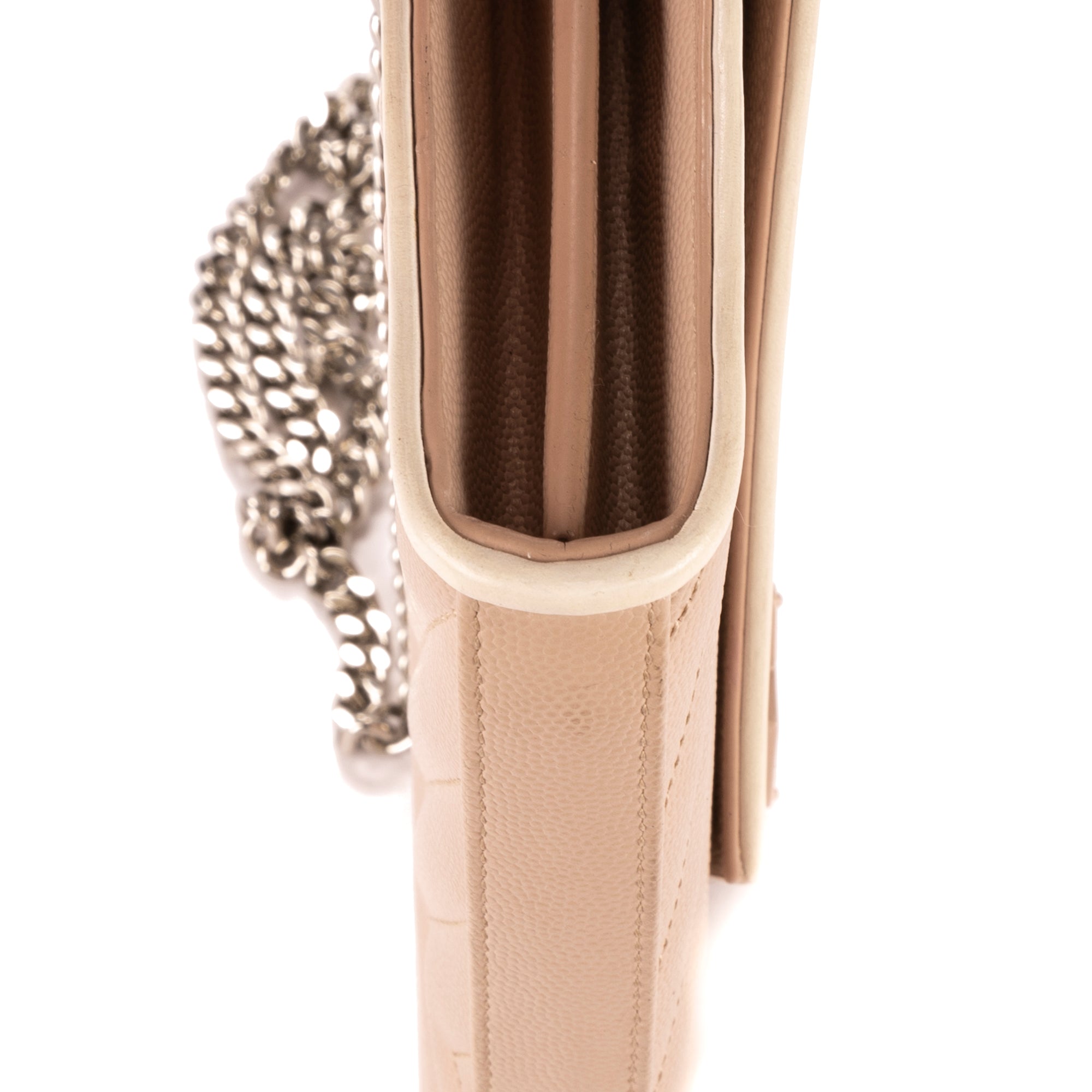Sac porté épaule Cassandre Enveloppe Chain Wallet Cuir grain de poudre clouté Taupe