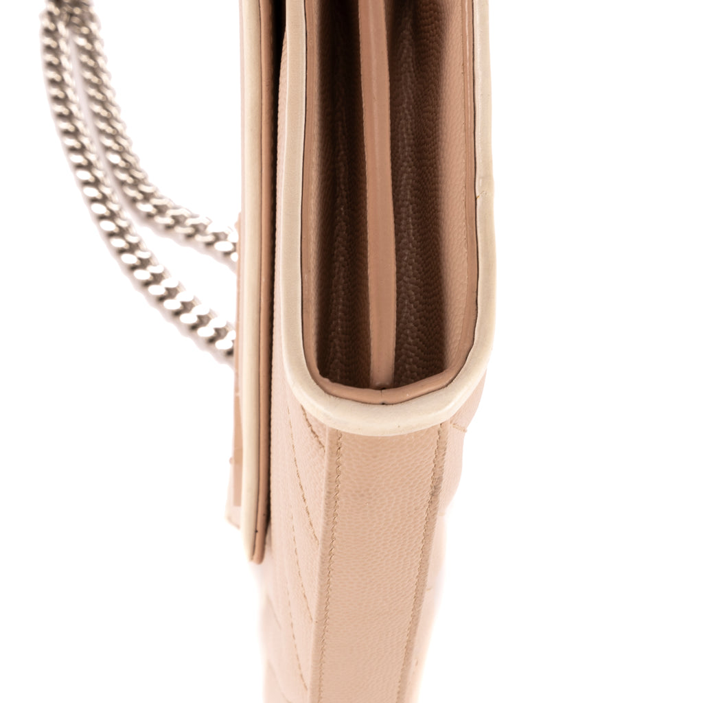 Sac porté épaule Cassandre Enveloppe Chain Wallet Cuir grain de poudre clouté Taupe