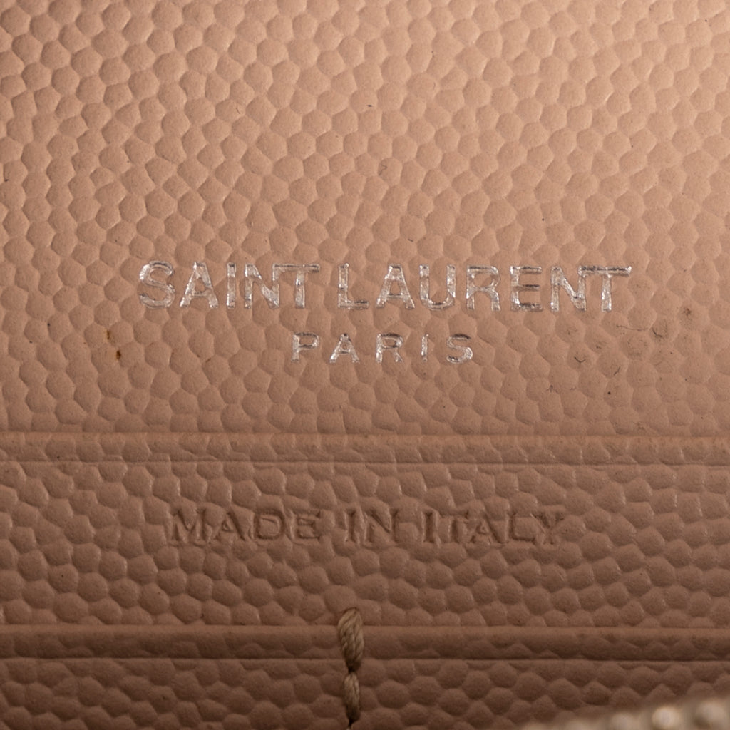 Sac porté épaule Cassandre Enveloppe Chain Wallet Cuir grain de poudre clouté Taupe