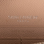 Sac porté épaule Cassandre Enveloppe Chain Wallet Cuir grain de poudre clouté Taupe