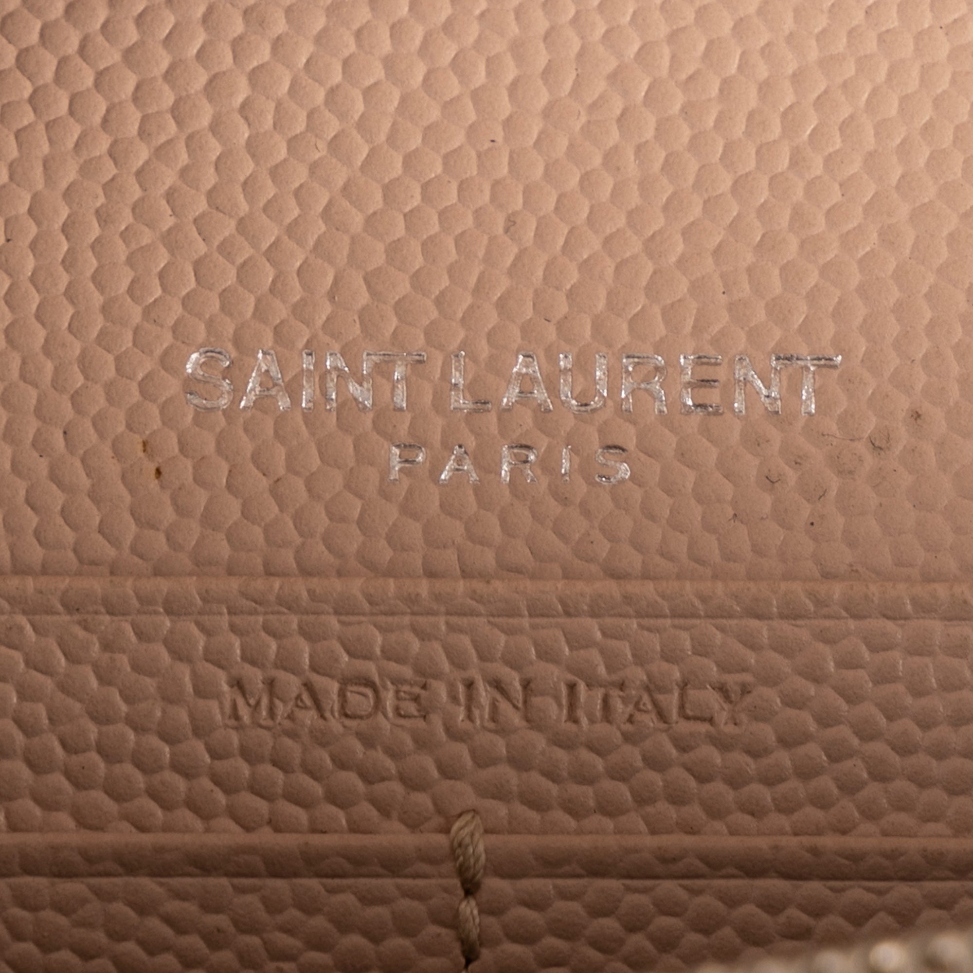 Sac porté épaule Cassandre Enveloppe Chain Wallet Cuir grain de poudre clouté Taupe