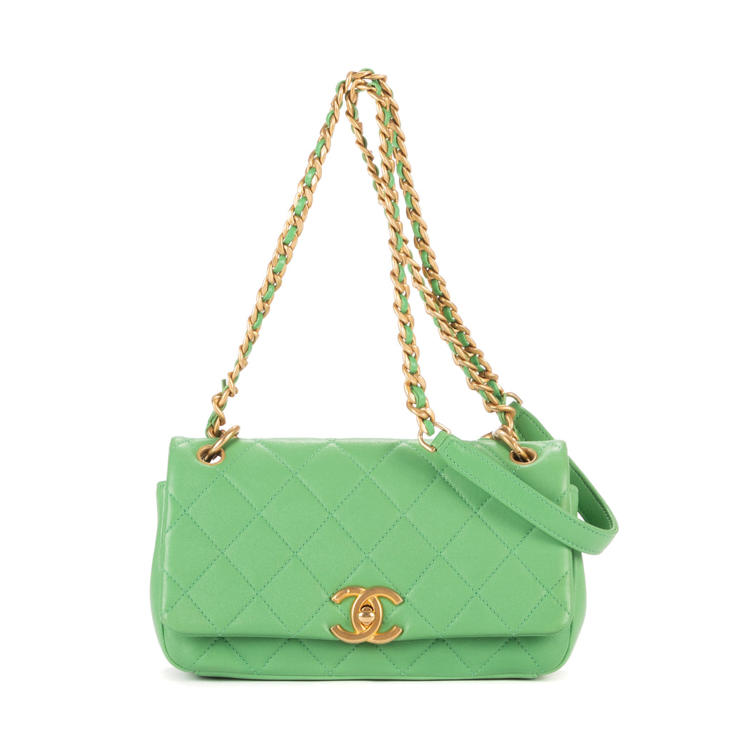 Bolso de hombro con asa superior, tipo satchel, solapa simple, piel lisa acolchada verde