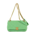 Bolso de hombro con asa superior, tipo satchel, solapa simple, piel lisa acolchada verde