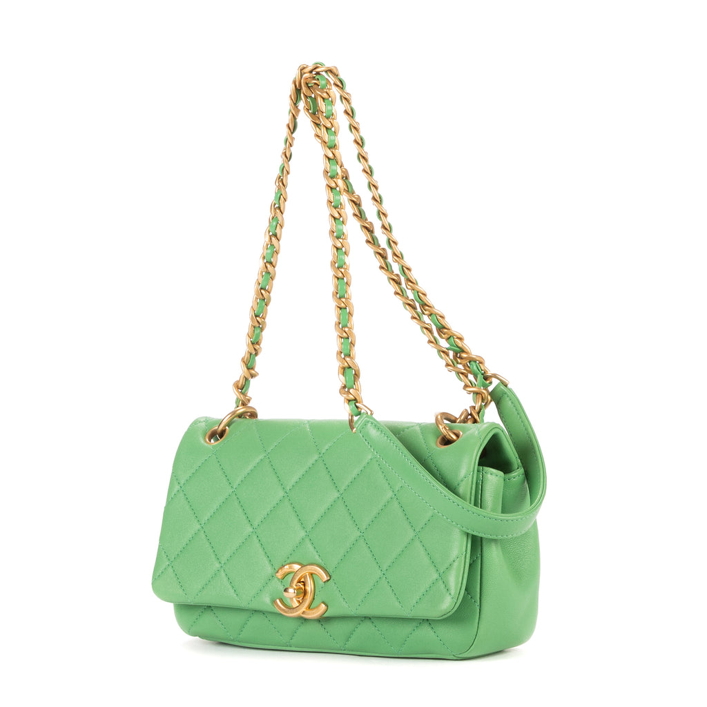 Bolso de hombro con asa superior, tipo satchel, solapa simple, piel lisa acolchada verde