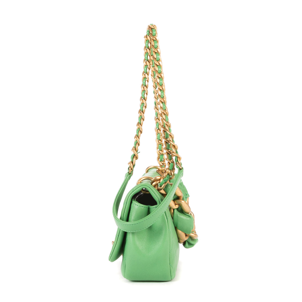 Bolso de hombro con asa superior, tipo satchel, solapa simple, piel lisa acolchada verde