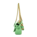 Bolso de hombro con asa superior, tipo satchel, solapa simple, piel lisa acolchada verde