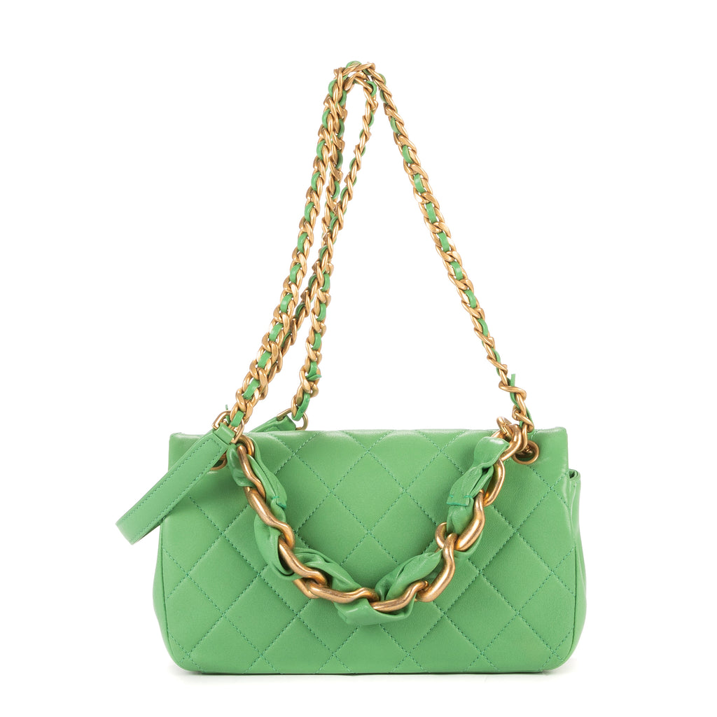 Bolso de hombro con asa superior, tipo satchel, solapa simple, piel lisa acolchada verde