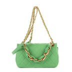 Bolso de hombro con asa superior, tipo satchel, solapa simple, piel lisa acolchada verde
