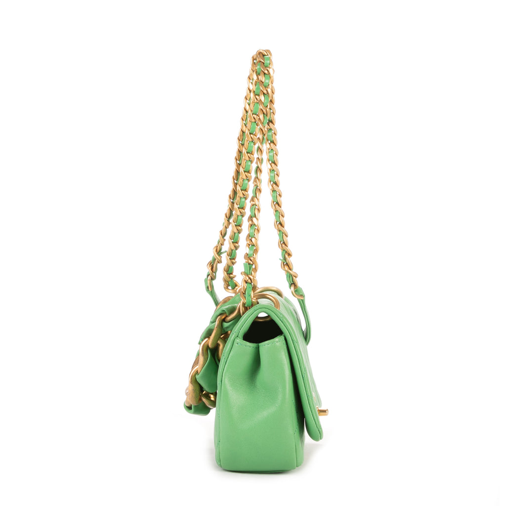 Bolso de hombro con asa superior, tipo satchel, solapa simple, piel lisa acolchada verde