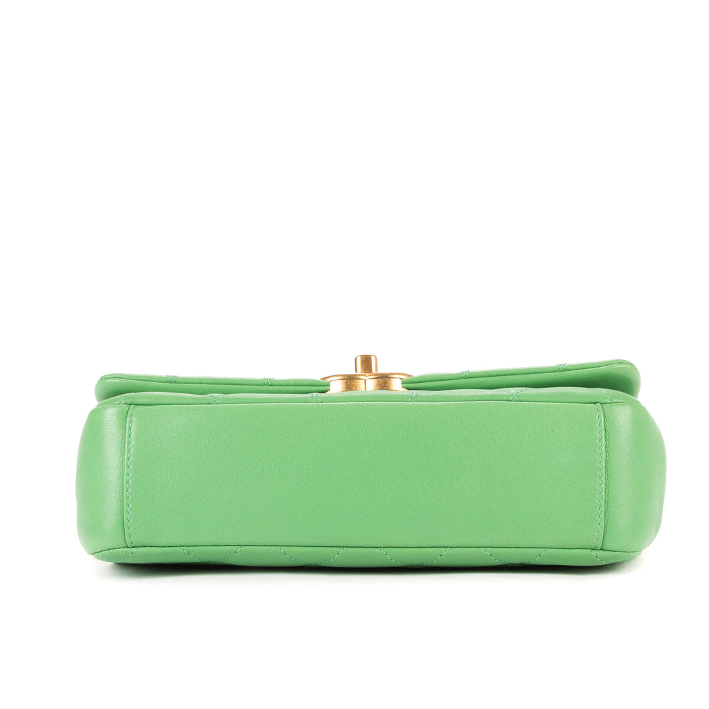 Bolso de hombro con asa superior, tipo satchel, solapa simple, piel lisa acolchada verde