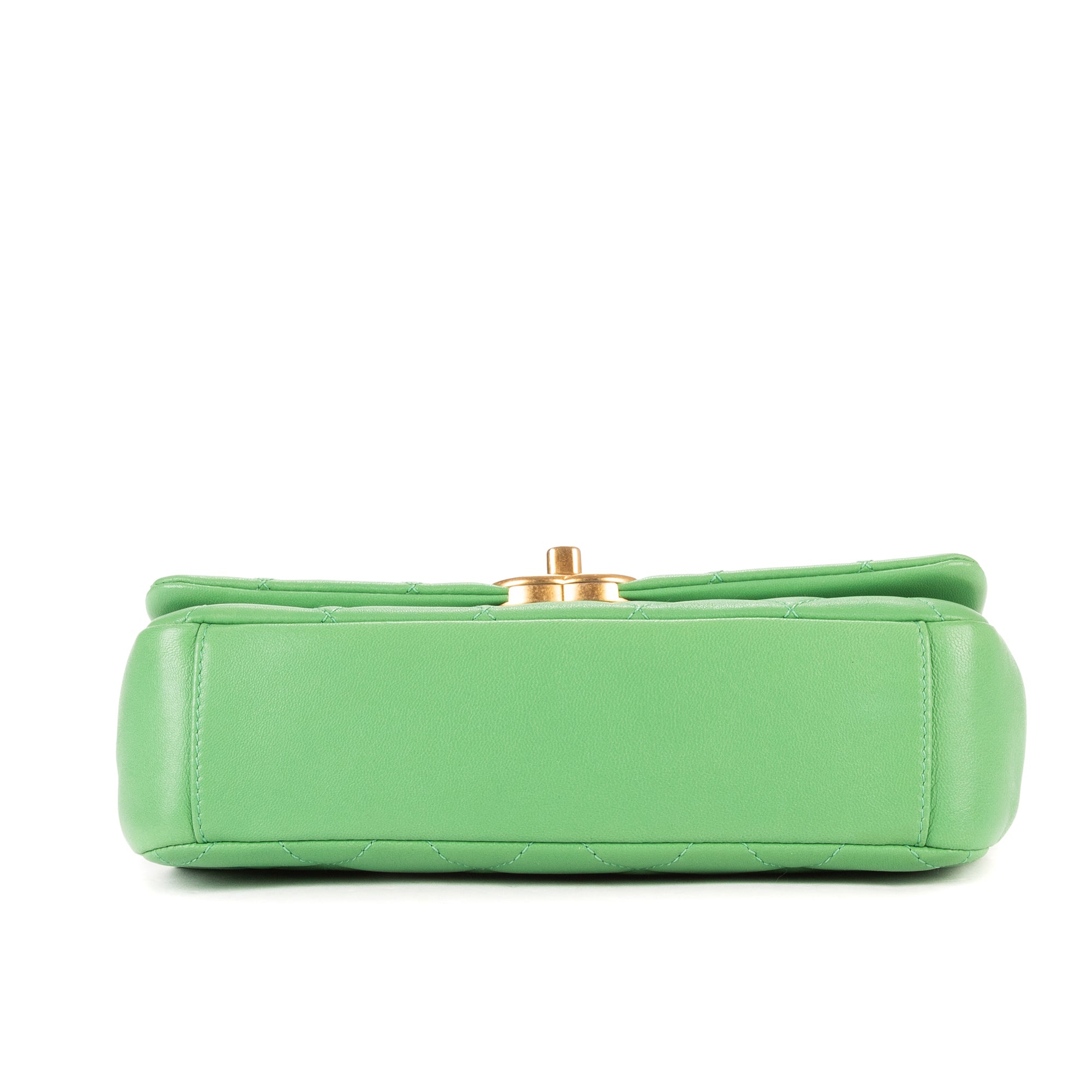 Bolso de hombro con asa superior, tipo satchel, solapa simple, piel lisa acolchada verde