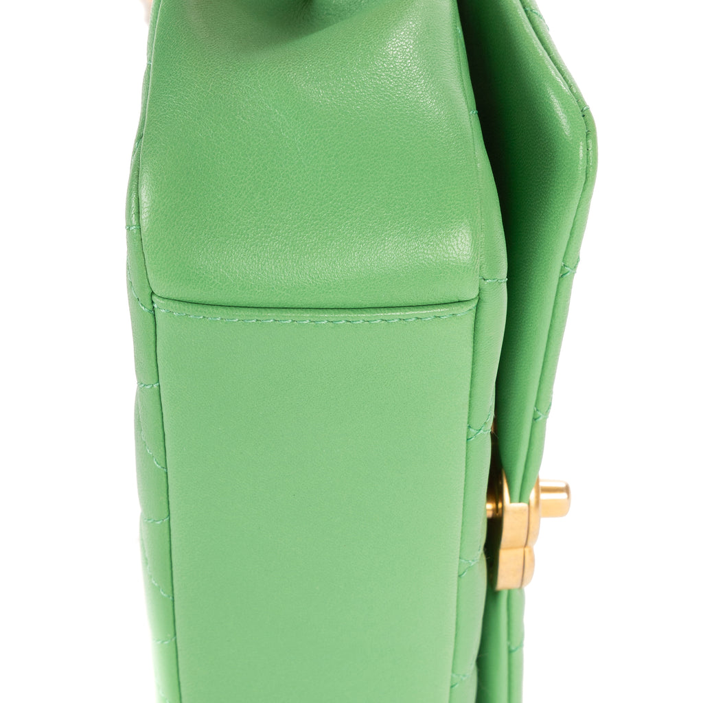Bolso de hombro con asa superior, tipo satchel, solapa simple, piel lisa acolchada verde