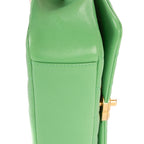 Bolso de hombro con asa superior, tipo satchel, solapa simple, piel lisa acolchada verde