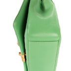 Bolso de hombro con asa superior, tipo satchel, solapa simple, piel lisa acolchada verde