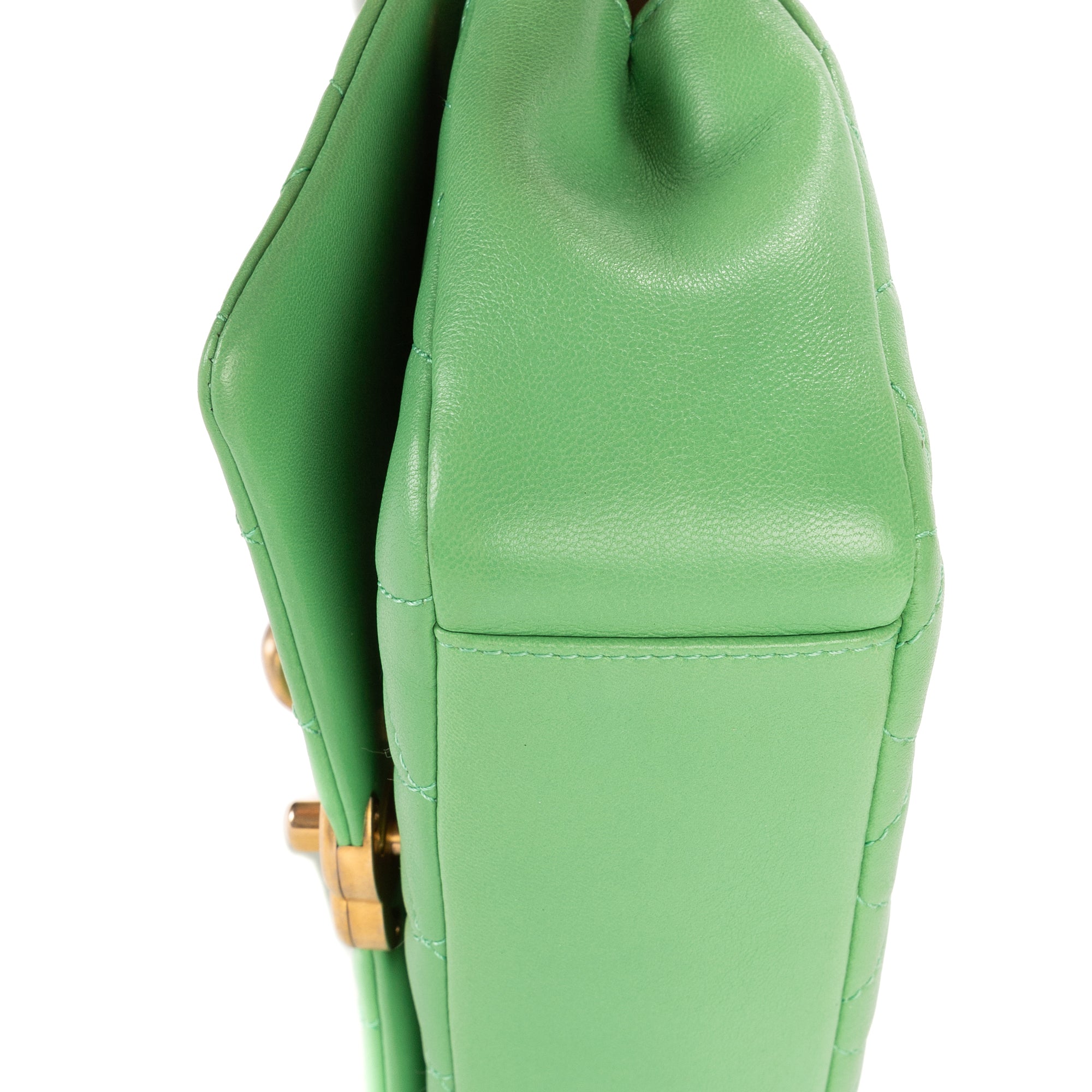 Bolso de hombro con asa superior, tipo satchel, solapa simple, piel lisa acolchada verde