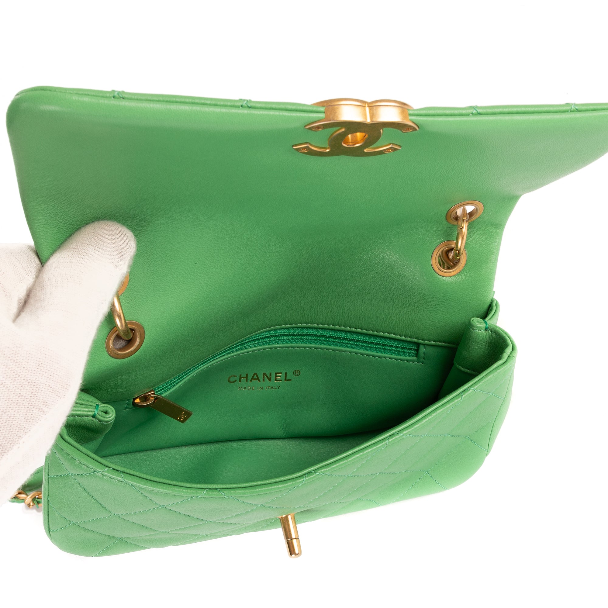 Bolso de hombro con asa superior, tipo satchel, solapa simple, piel lisa acolchada verde