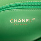 Bolso de hombro con asa superior, tipo satchel, solapa simple, piel lisa acolchada verde