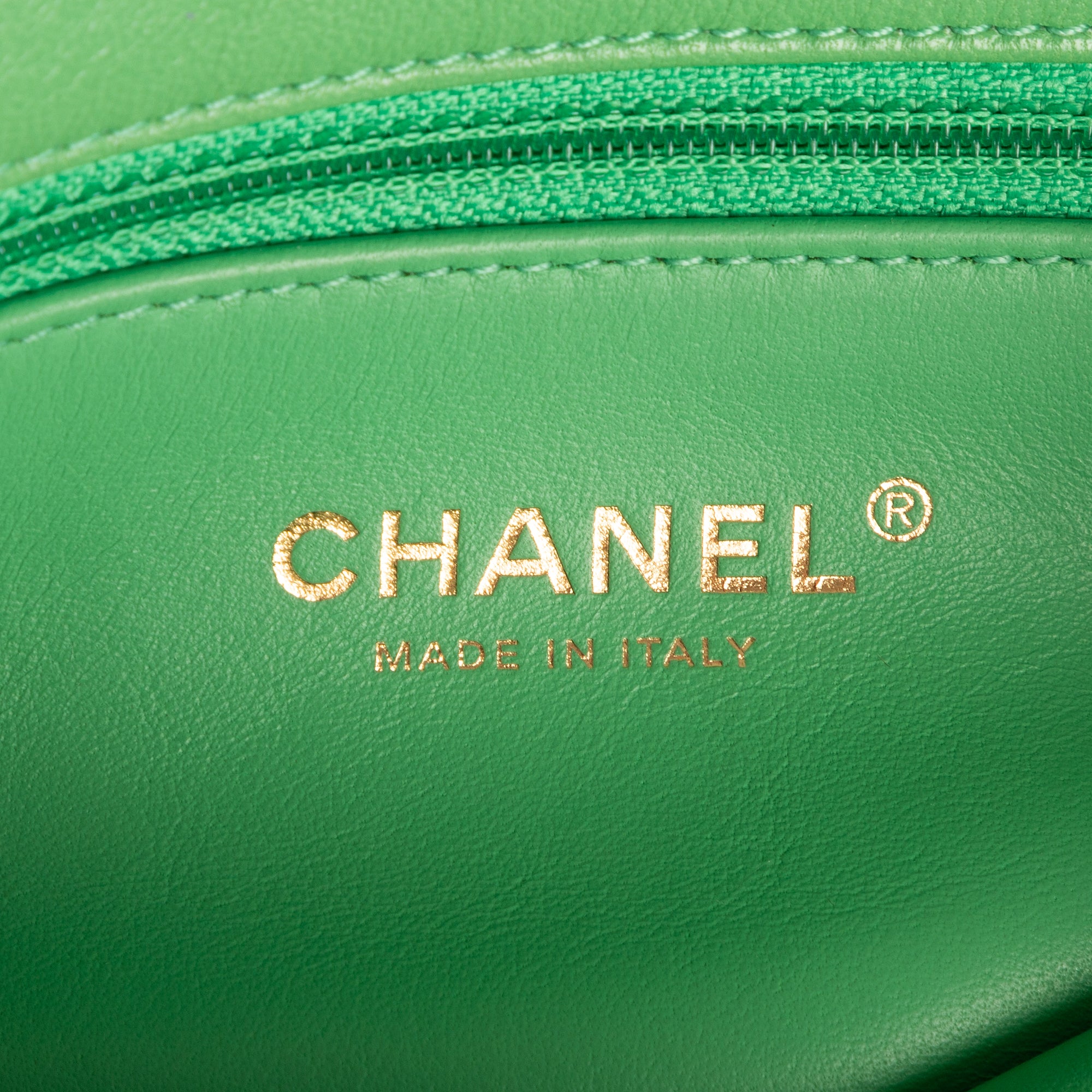 Bolso de hombro con asa superior, tipo satchel, solapa simple, piel lisa acolchada verde