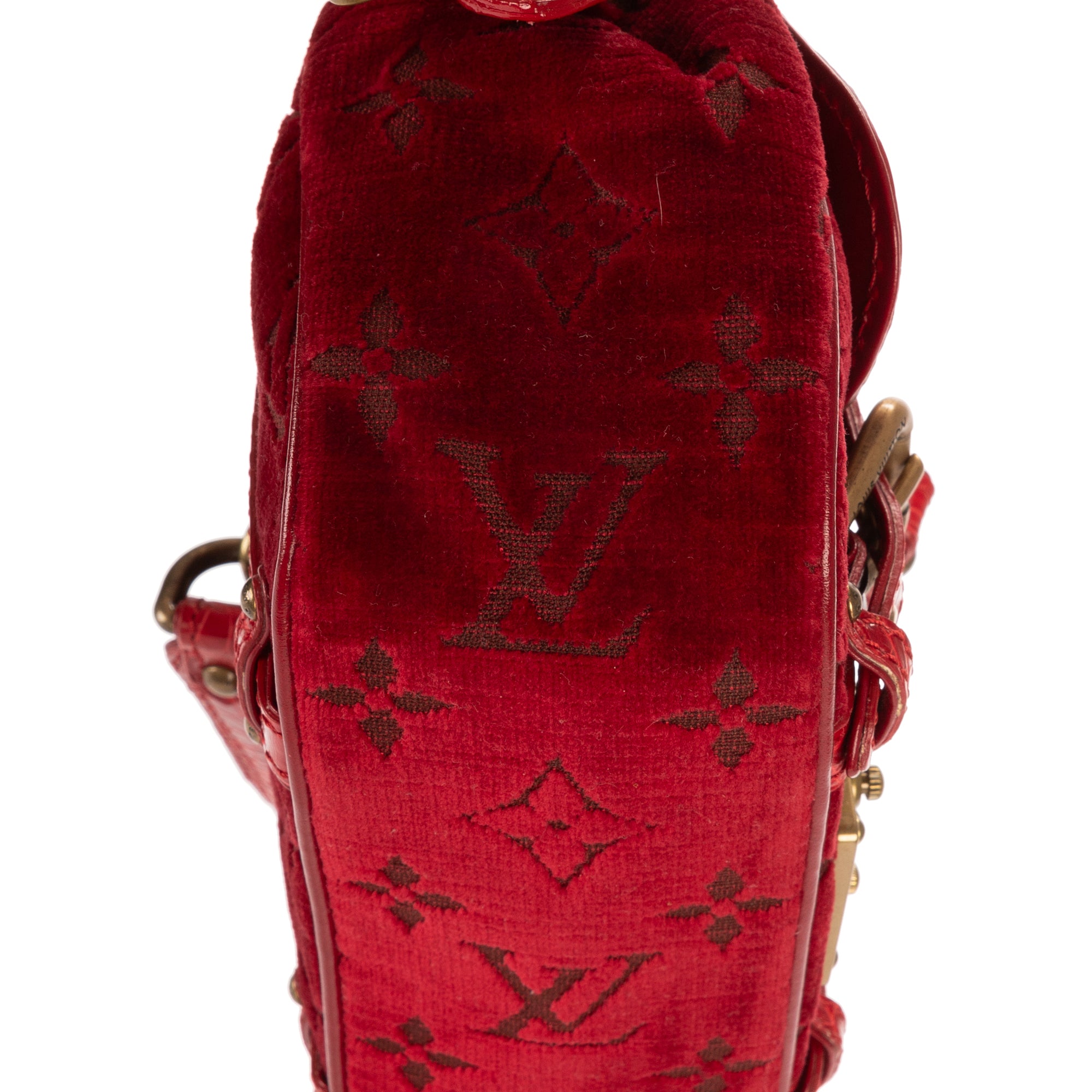 Bandolera Ed. Ltda. Monogram Velours Irvine de terciopelo rojo con patrón de cocodrilo