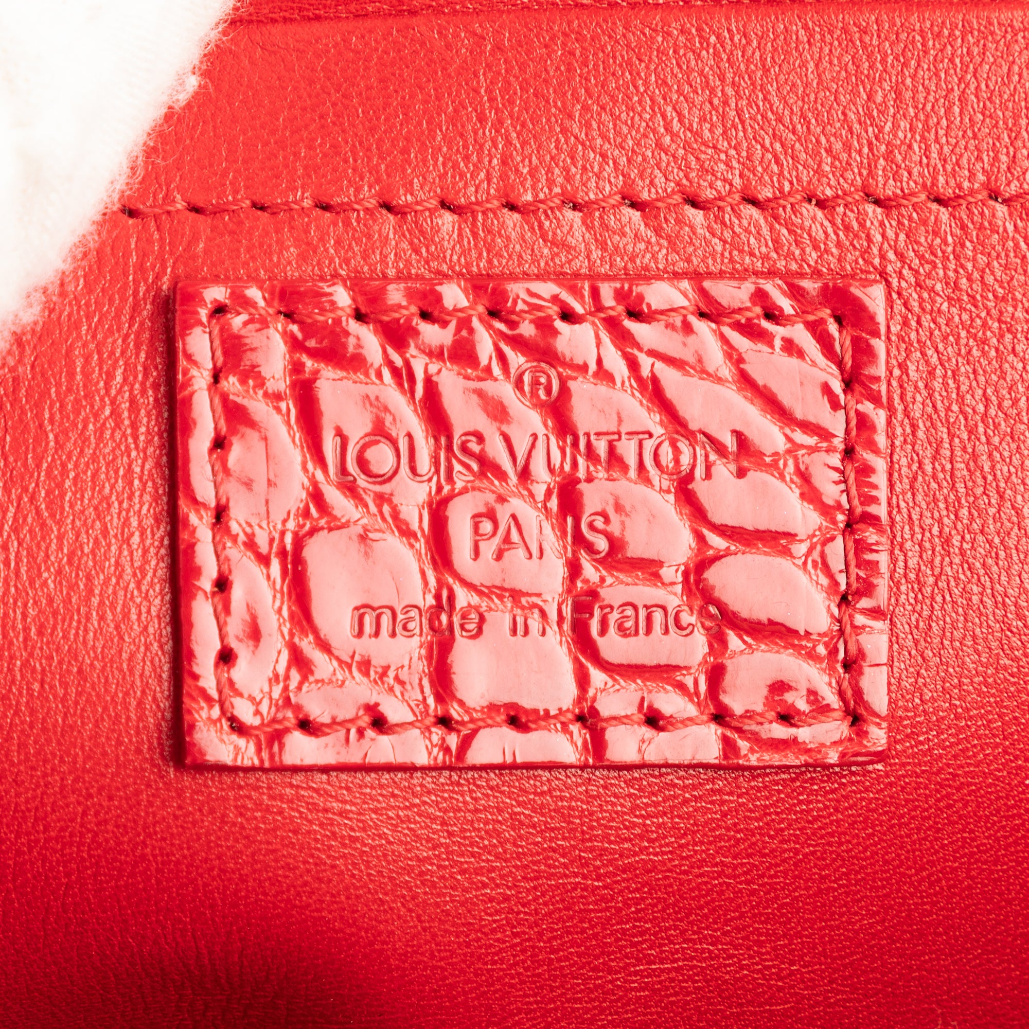 Bandolera Ed. Ltda. Monogram Velours Irvine de terciopelo rojo con patrón de cocodrilo