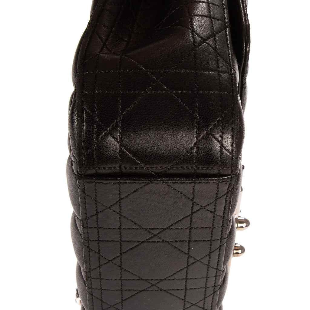 Bolso al hombro Miss Dior mediano de piel Cannage negra