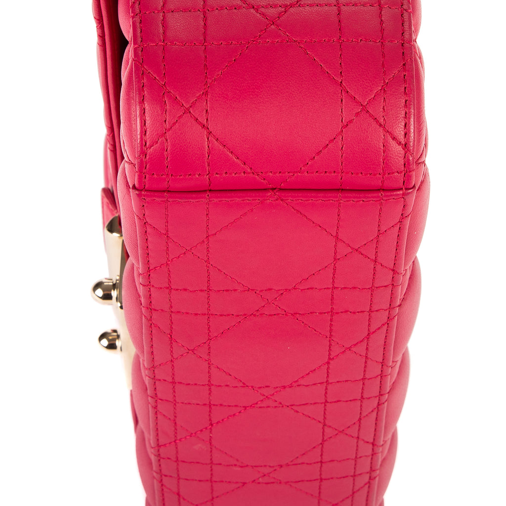 Bolso de hombro Miss Dior mediano de piel Cannage fucsia