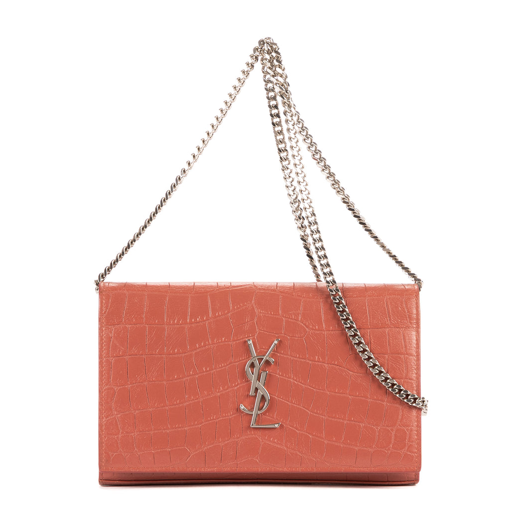 Portefeuille enveloppe sur chaîne en cuir embossé crocodile rose nude