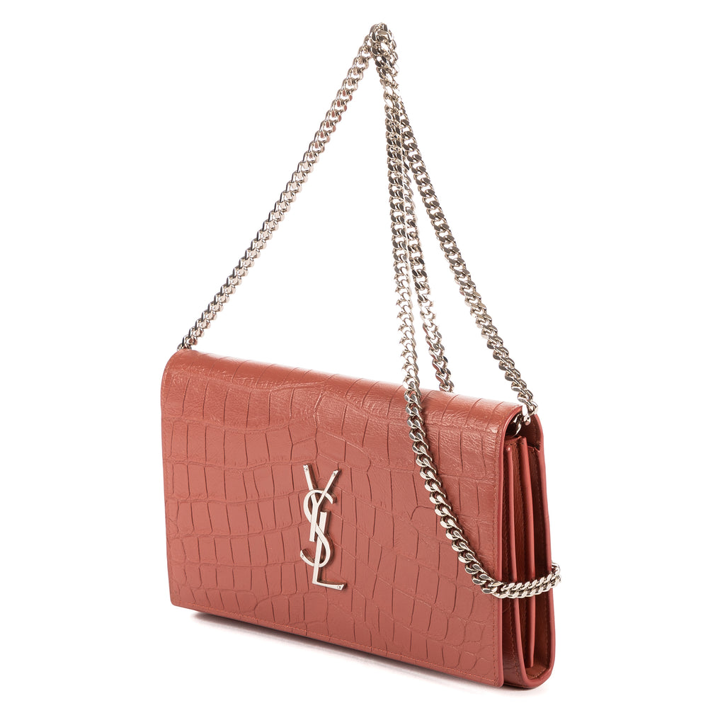 Portefeuille enveloppe sur chaîne en cuir embossé crocodile rose nude