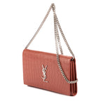 Portefeuille enveloppe sur chaîne en cuir embossé crocodile rose nude