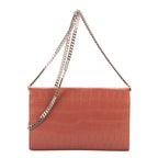 Portefeuille enveloppe sur chaîne en cuir embossé crocodile rose nude