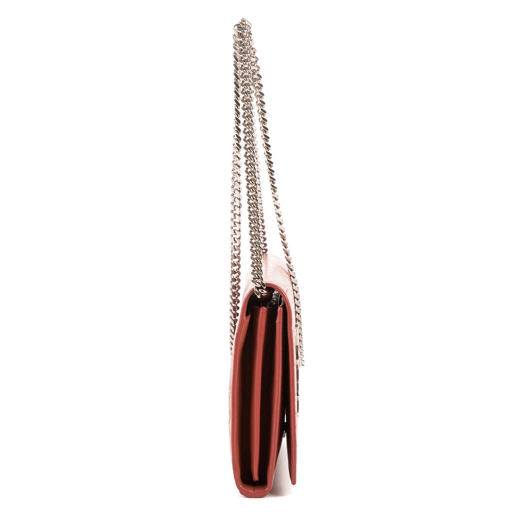 Portefeuille enveloppe sur chaîne en cuir embossé crocodile rose nude