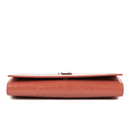 Portefeuille enveloppe sur chaîne en cuir embossé crocodile rose nude