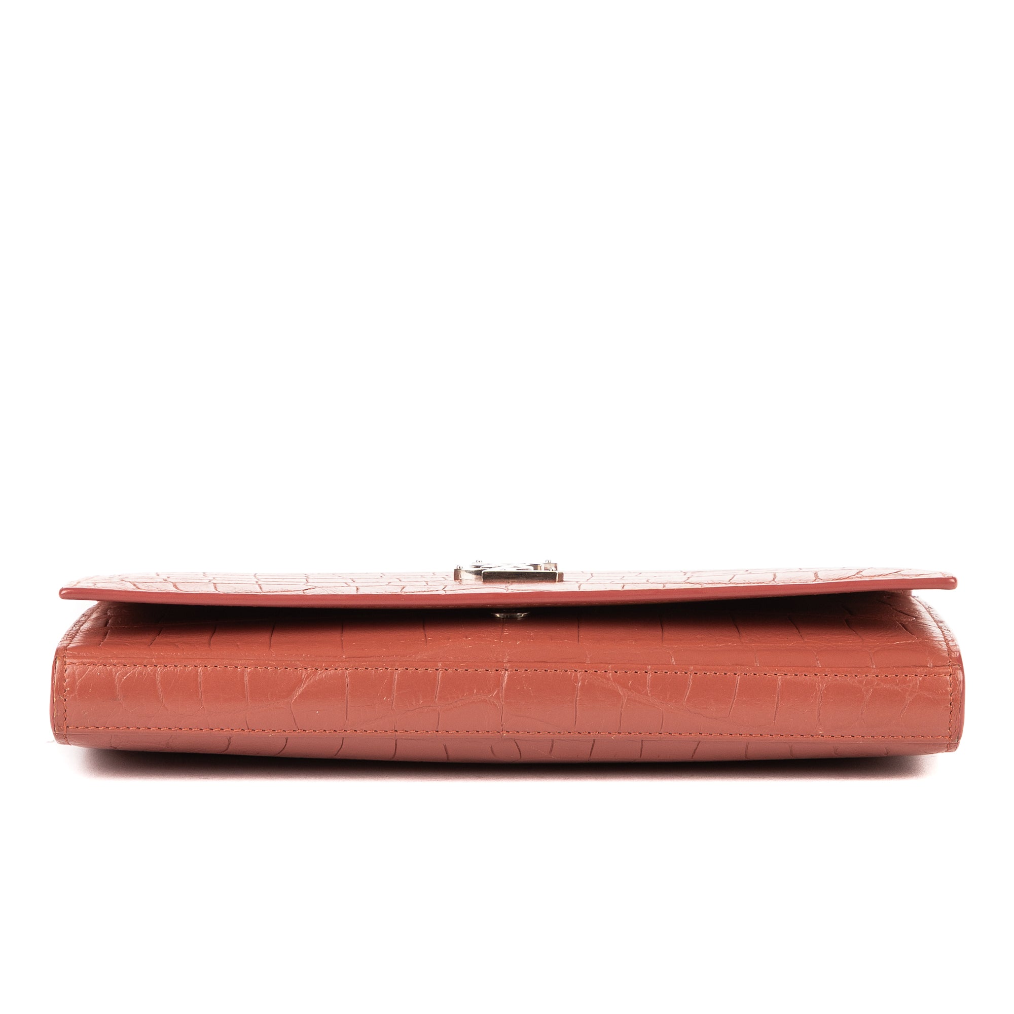 Portefeuille enveloppe sur chaîne en cuir embossé crocodile rose nude