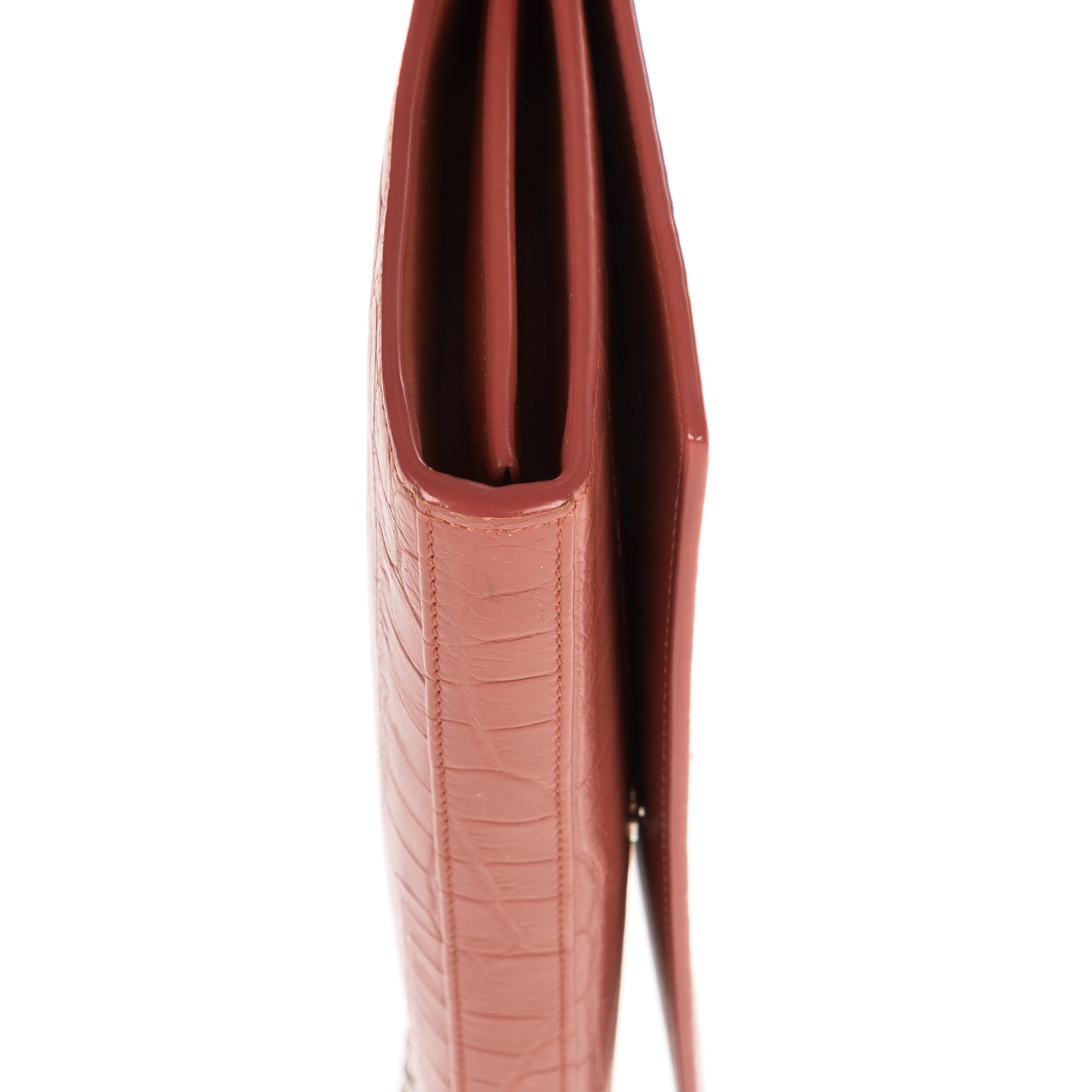 Portefeuille enveloppe sur chaîne en cuir embossé crocodile rose nude