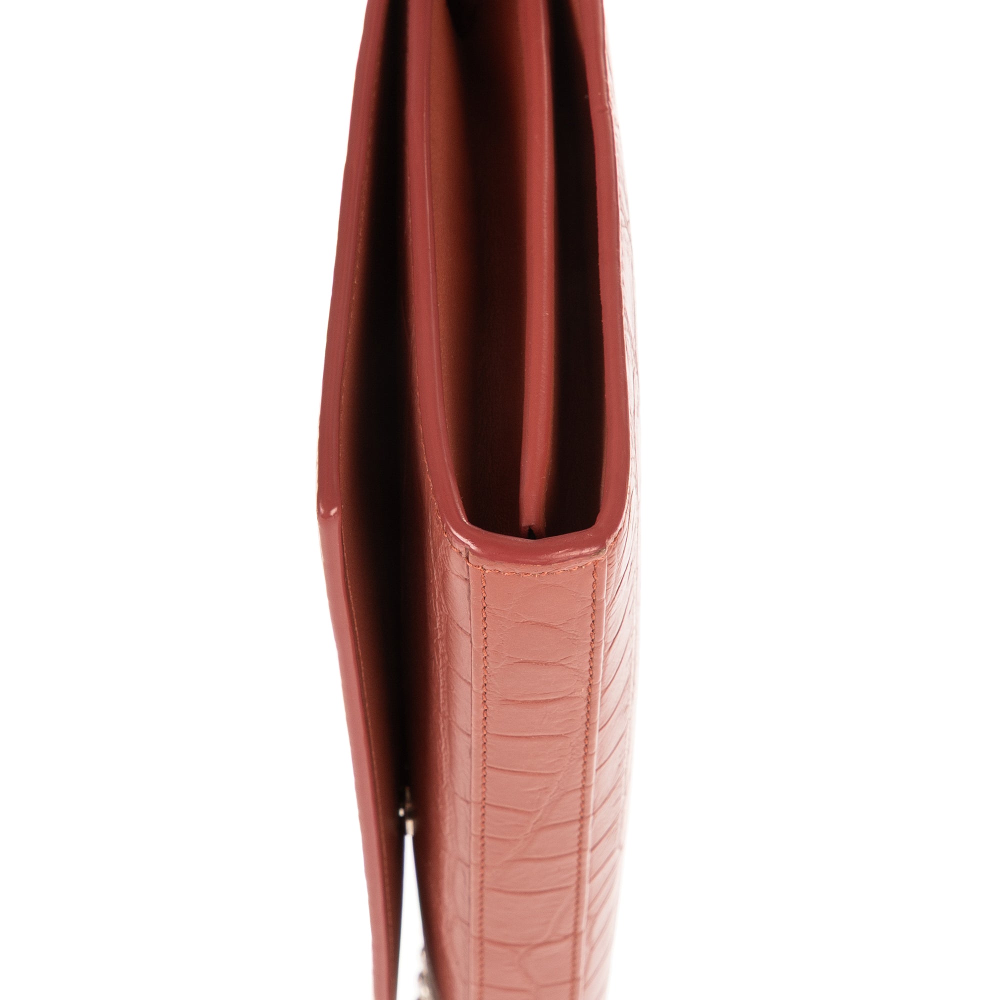 Portefeuille enveloppe sur chaîne en cuir embossé crocodile rose nude