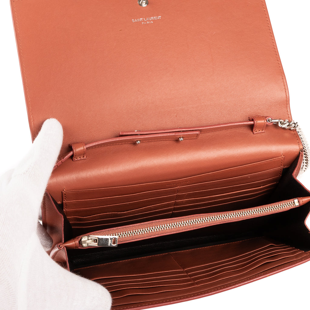 Portefeuille enveloppe sur chaîne en cuir embossé crocodile rose nude