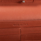 Portefeuille enveloppe sur chaîne en cuir embossé crocodile rose nude