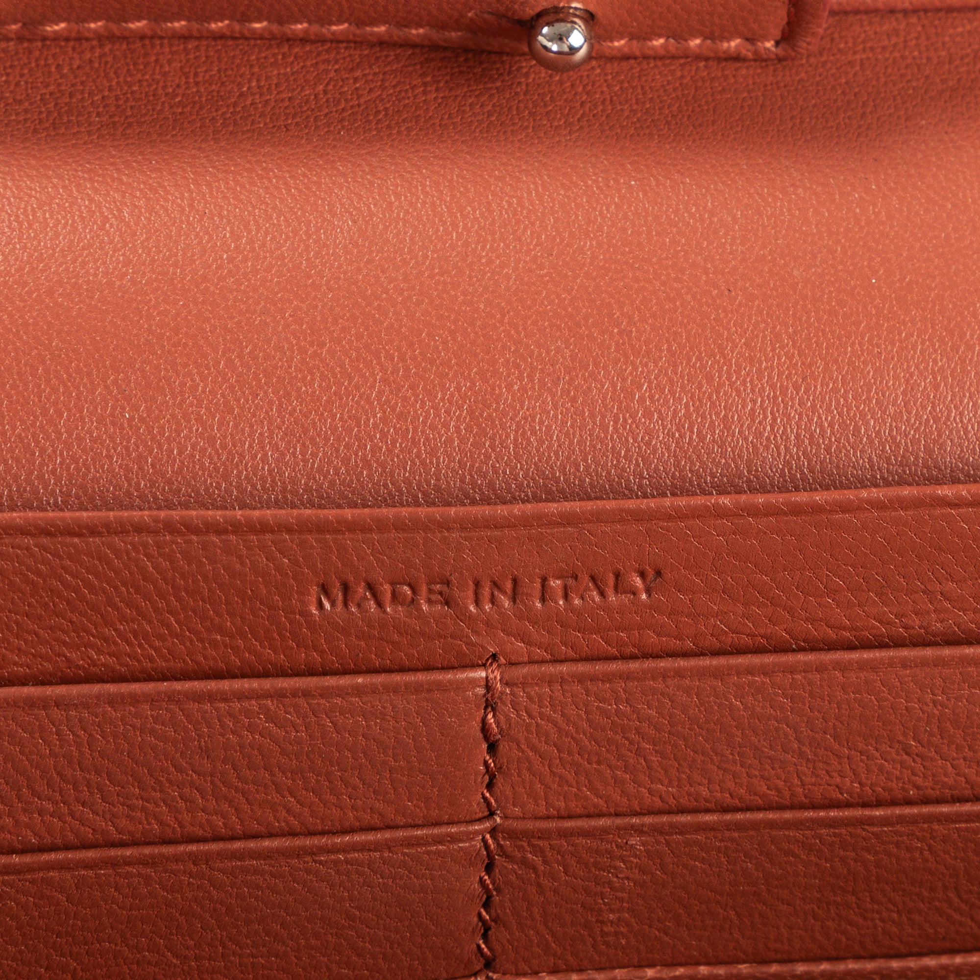 Portefeuille enveloppe sur chaîne en cuir embossé crocodile rose nude