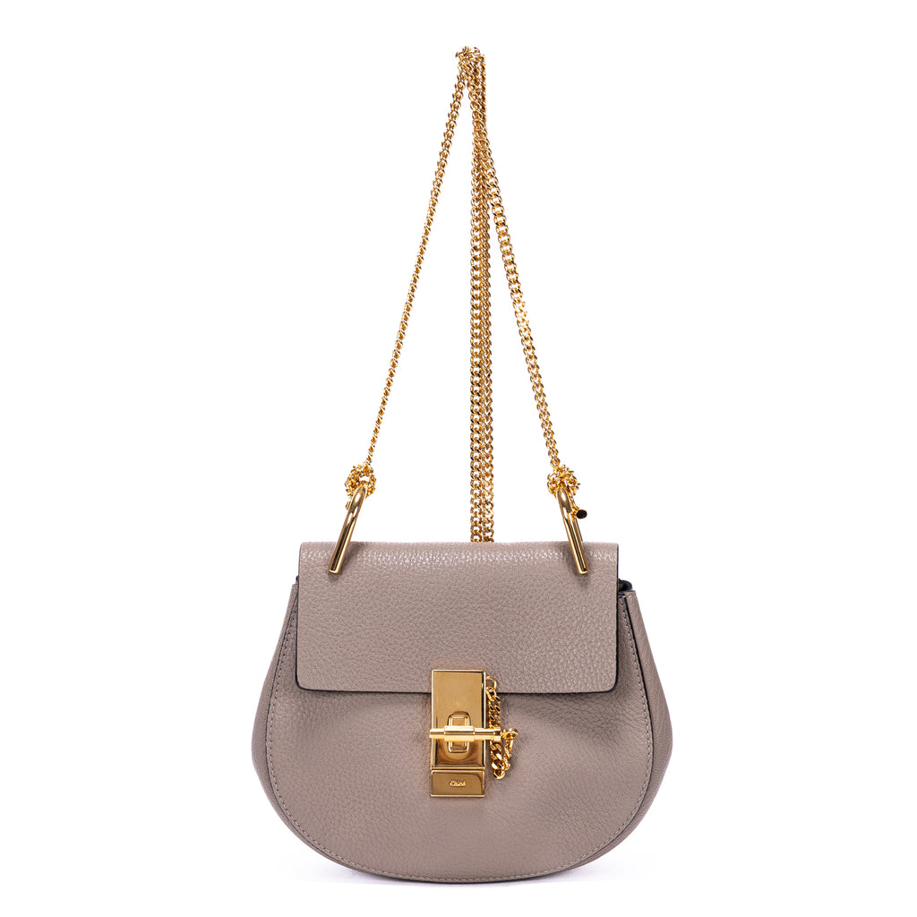 Bolso de Hombro Drew con Cadena de Piel Granulada Gris