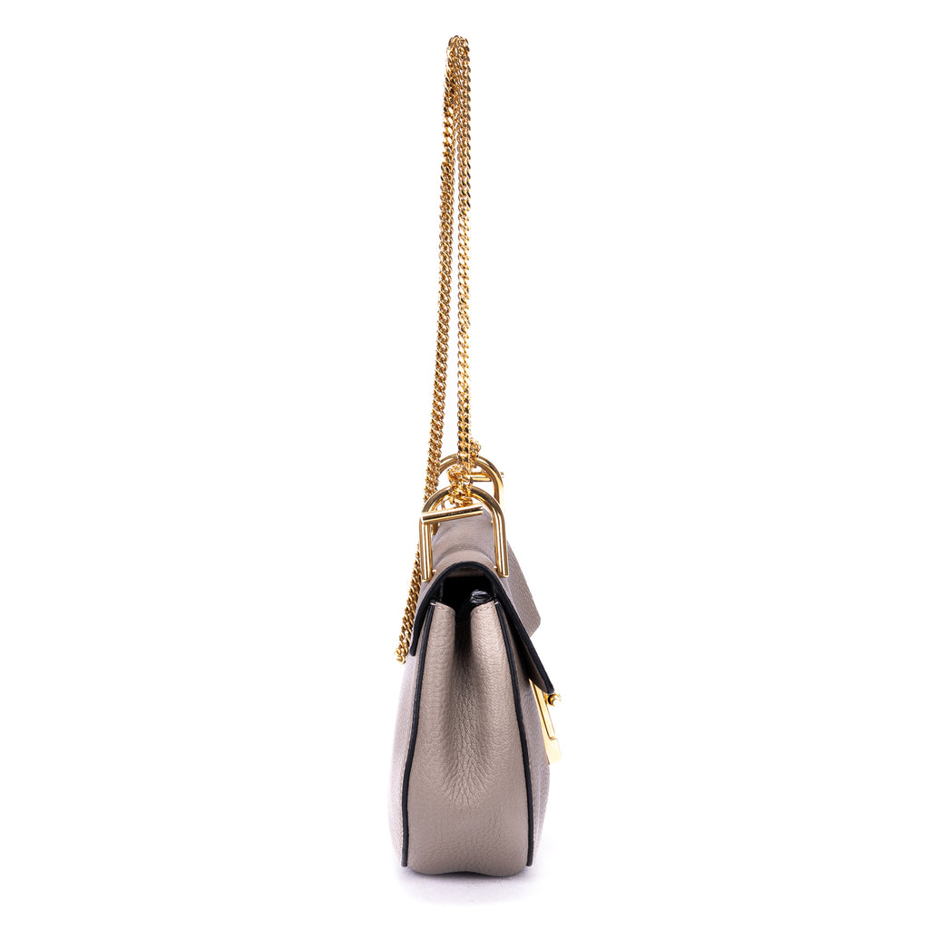 Bolso de Hombro Drew con Cadena de Piel Granulada Gris