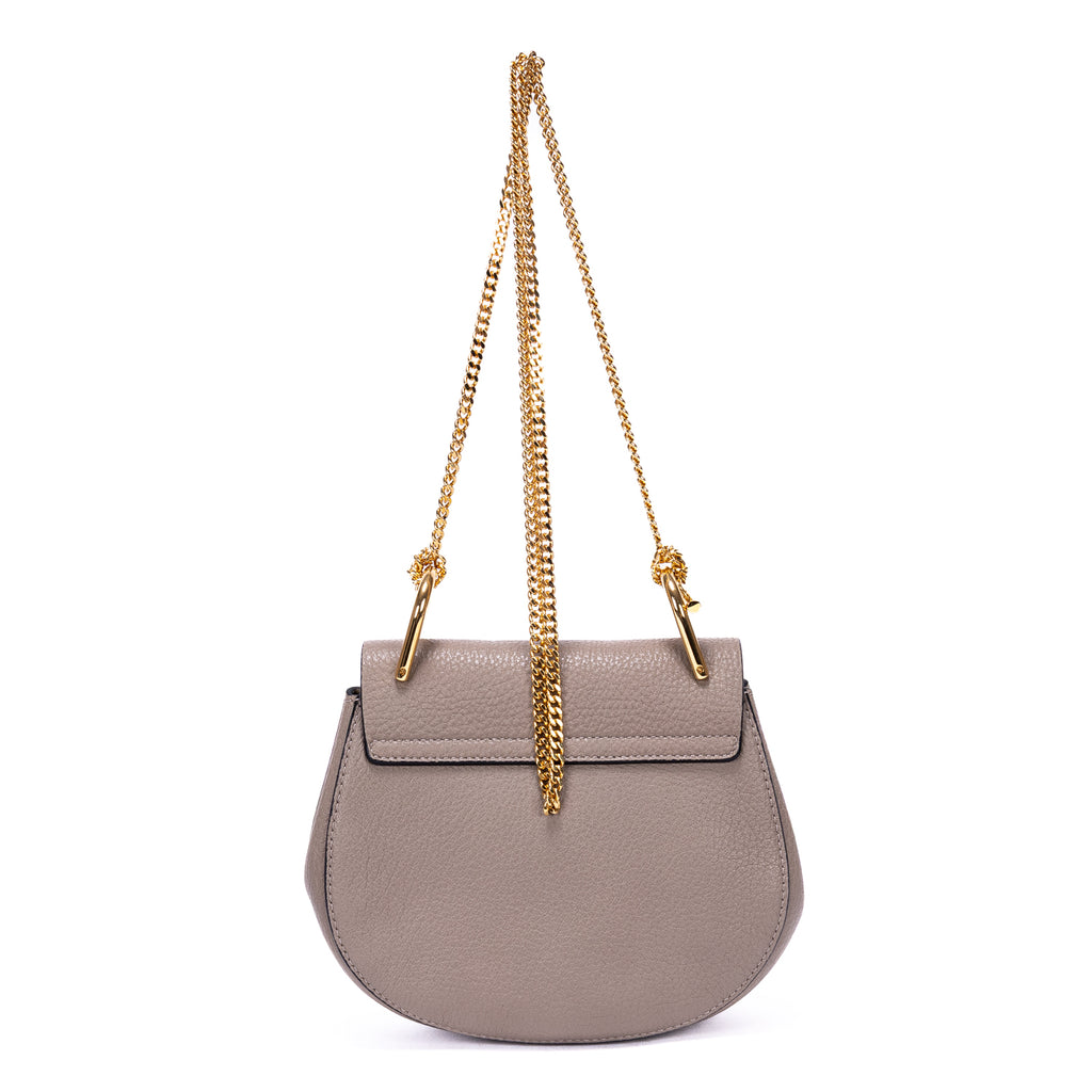 Bolso de Hombro Drew con Cadena de Piel Granulada Gris