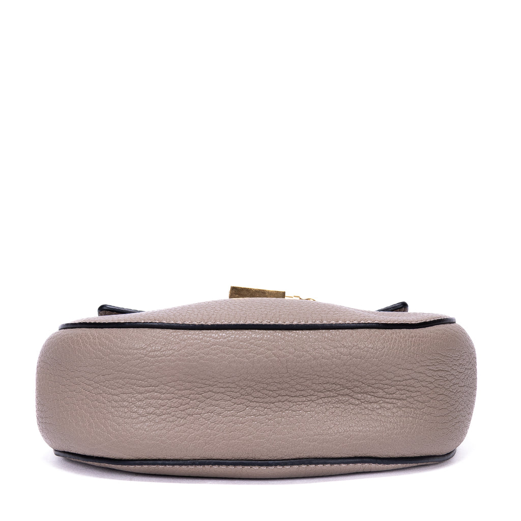Bolso de Hombro Drew con Cadena de Piel Granulada Gris