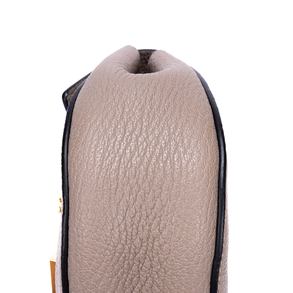 Bolso de Hombro Drew con Cadena de Piel Granulada Gris