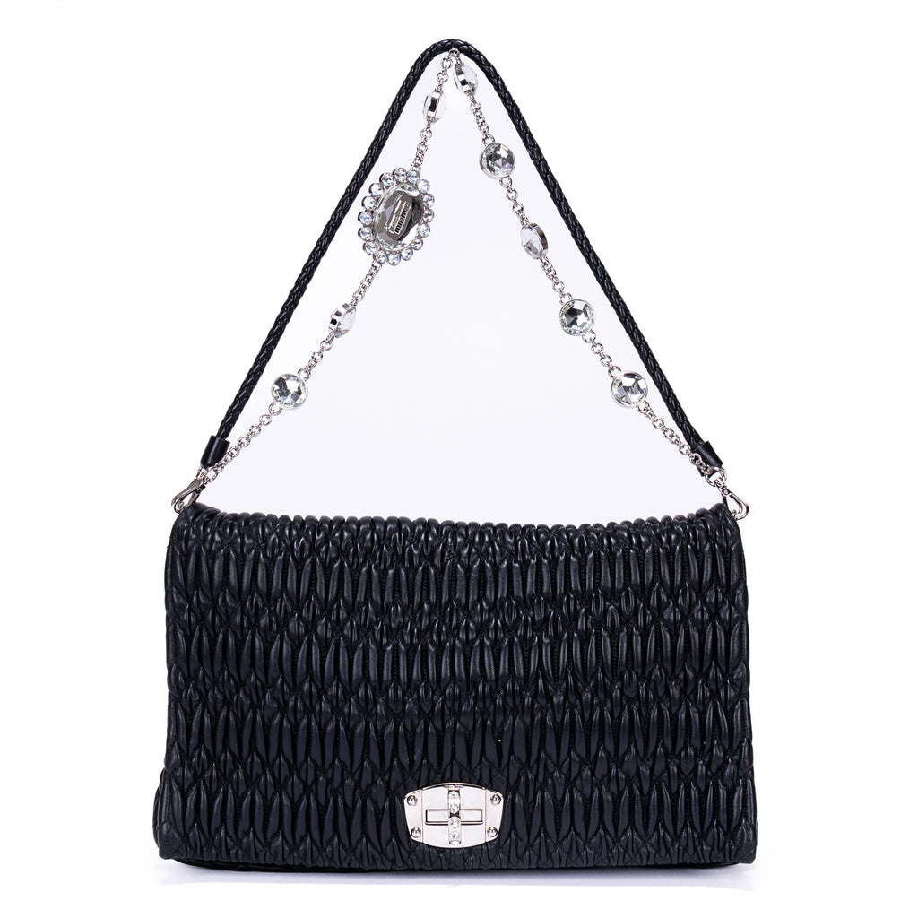 Bolso de hombro de piel matelassé negra con relieve de cristal