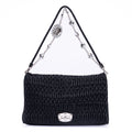 Bolso de hombro de piel matelassé negra con relieve de cristal
