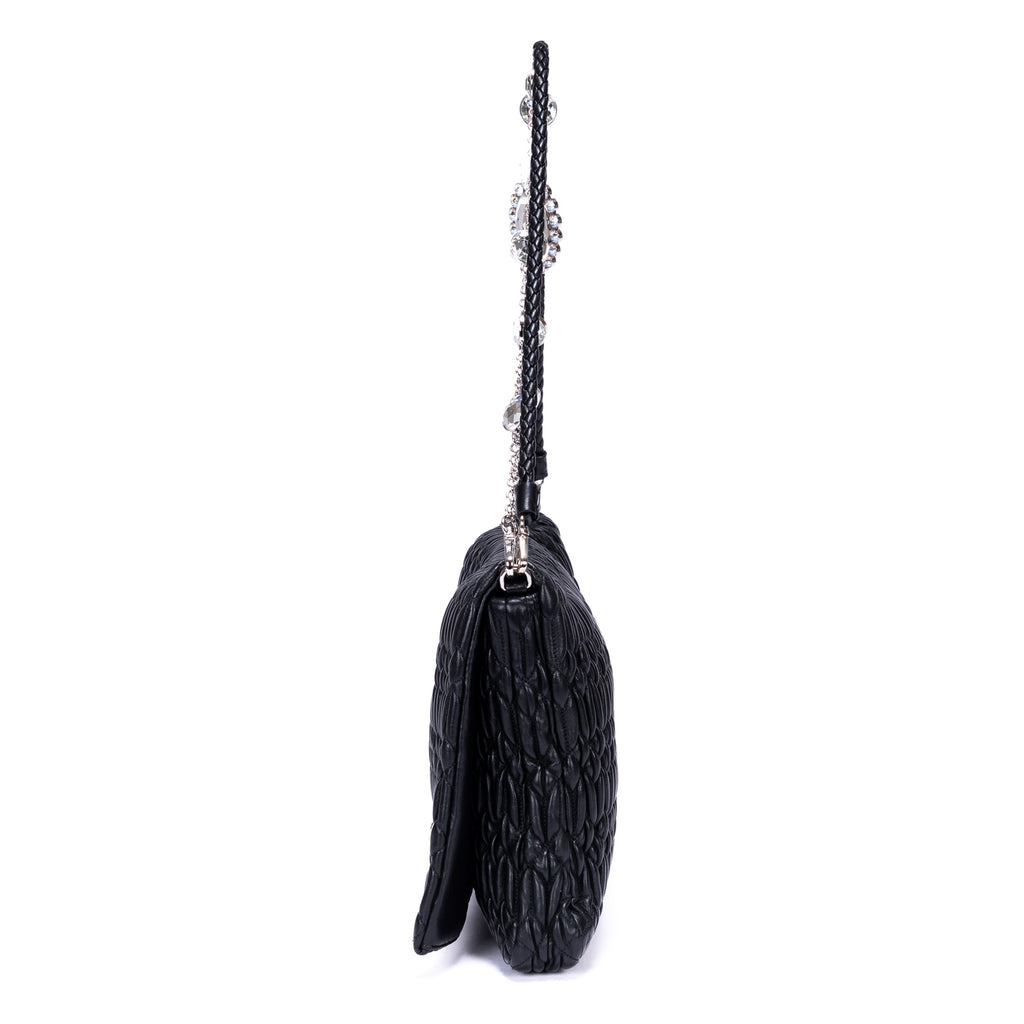 Bolso de hombro de piel matelassé negra con relieve de cristal
