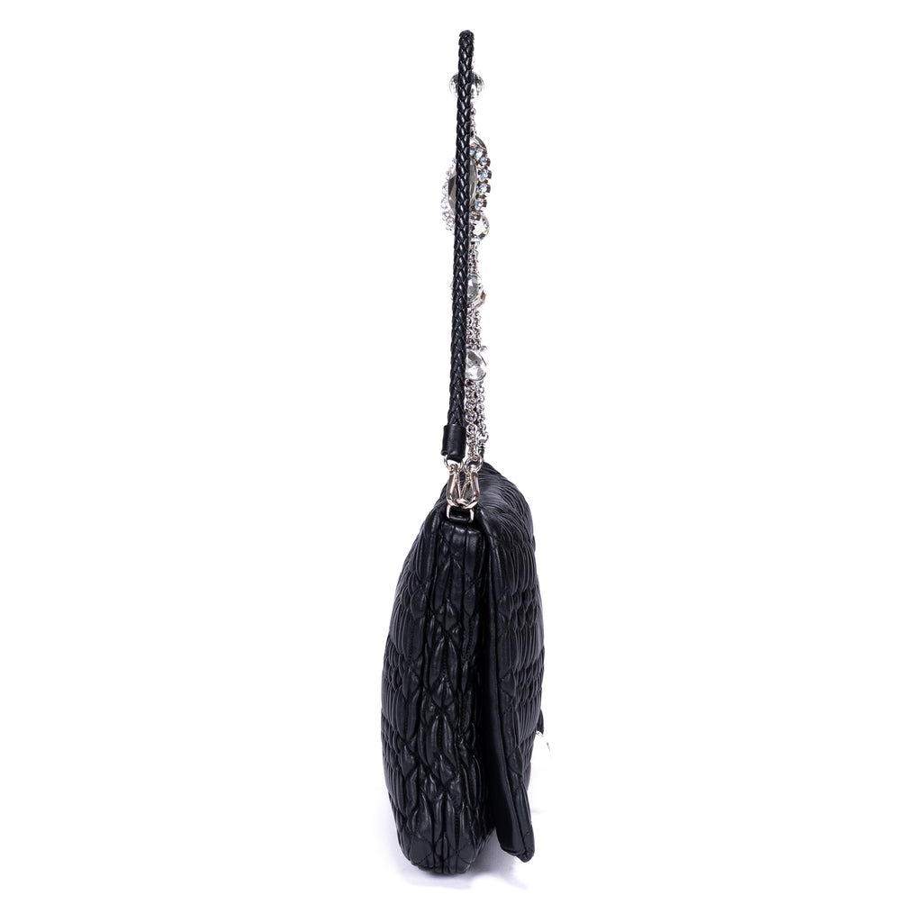 Bolso de hombro de piel matelassé negra con relieve de cristal