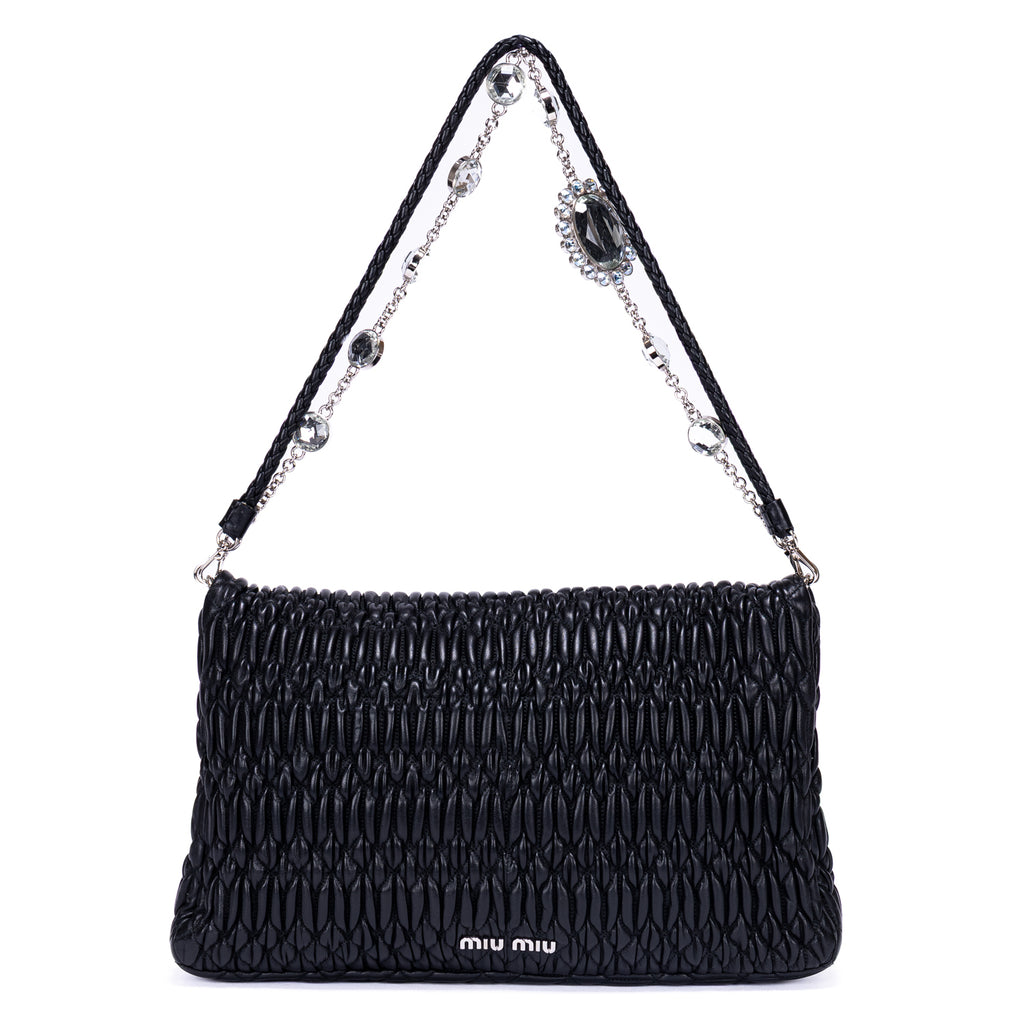 Bolso de hombro de piel matelassé negra con relieve de cristal