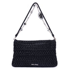 Bolso de hombro de piel matelassé negra con relieve de cristal